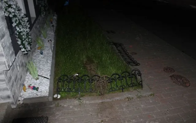 Řidič se dvěma promile demoloval ulice v Mořicích. Zničil sloup, vrata, okapy a poškodil zeleň