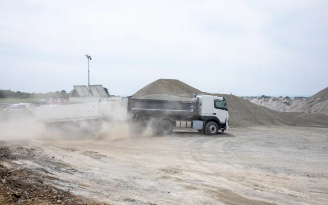 FOTO: Až půl kilometru za den. Betonáž vytouženého úseku D1 u Přerova jede naplno