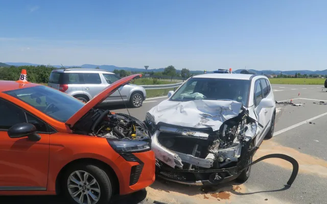 Čtyři havarovaná auta a poničená elektrokola. U Chromče zkomplikovala provoz hromadná nehoda