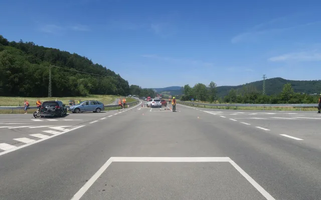 Čtyři havarovaná auta a poničená elektrokola. U Chromče zkomplikovala provoz hromadná nehoda