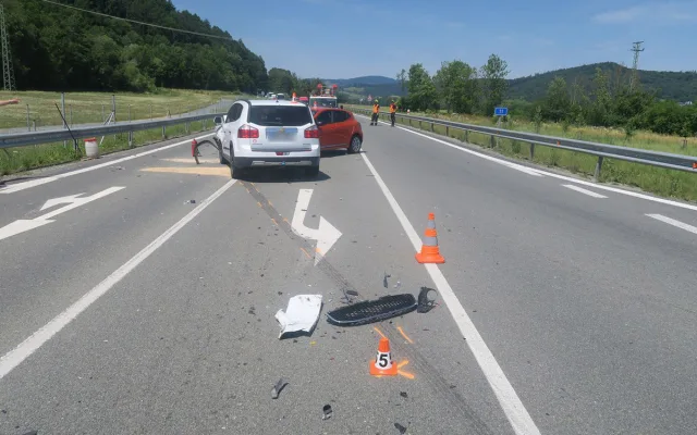 Čtyři havarovaná auta a poničená elektrokola. U Chromče zkomplikovala provoz hromadná nehoda