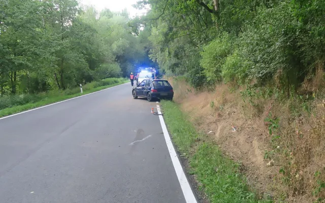 Mladík na Šumpersku otočil auto přes střechu. Prudce brzdil u zásahu hasičů