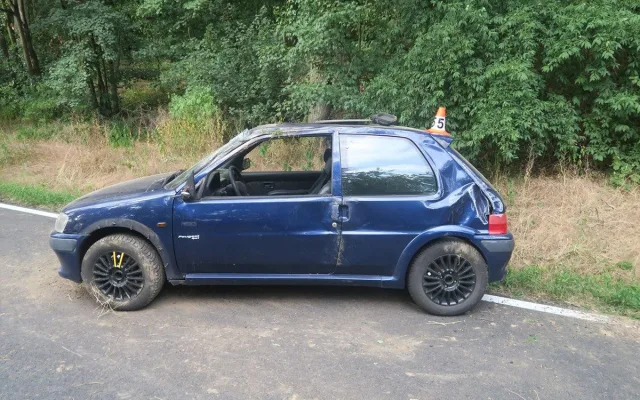 Mladík na Šumpersku otočil auto přes střechu. Prudce brzdil u zásahu hasičů