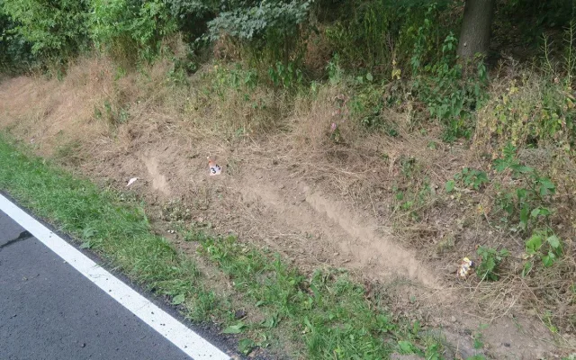 Mladík na Šumpersku otočil auto přes střechu. Prudce brzdil u zásahu hasičů