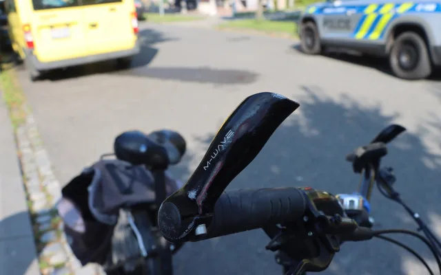 Policie vyšetřuje nehodu se zraněním cyklistky v Přáslavicích, o pomoc žádá svědky