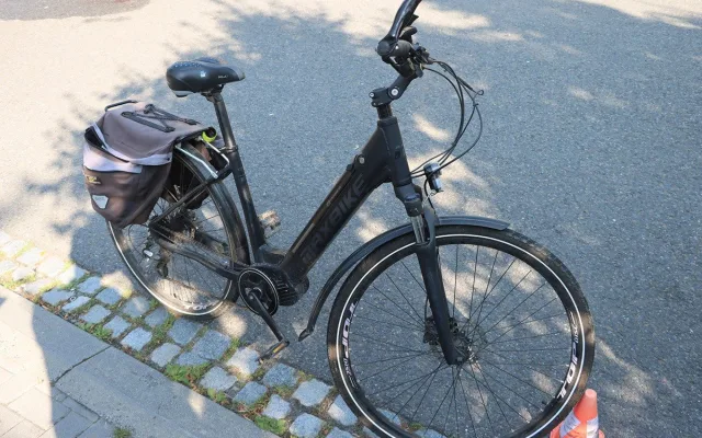 Policie vyšetřuje nehodu se zraněním cyklistky v Přáslavicích, o pomoc žádá svědky