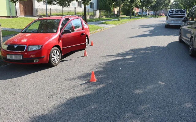 Policie vyšetřuje nehodu se zraněním cyklistky v Přáslavicích, o pomoc žádá svědky