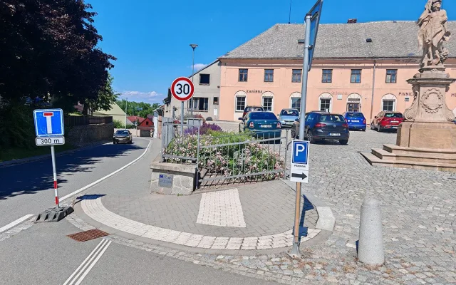 Náklo žije i při uzavírce klíčové silnice. Návštěvníky pískovny i obec trápí trable s parkováním