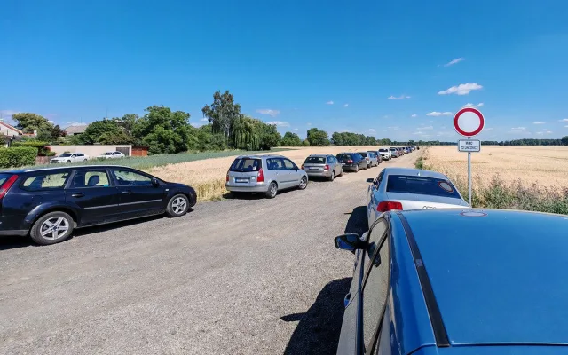Náklo žije i při uzavírce klíčové silnice. Návštěvníky pískovny i obec trápí trable s parkováním