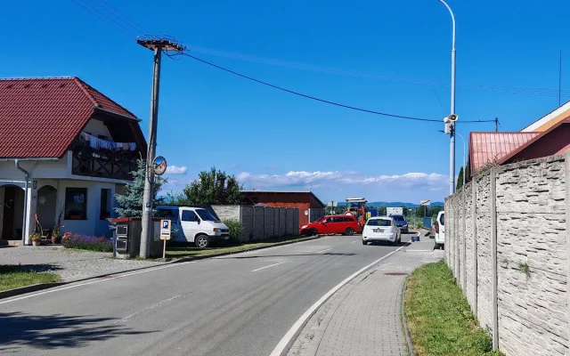 Náklo žije i při uzavírce klíčové silnice. Návštěvníky pískovny i obec trápí trable s parkováním