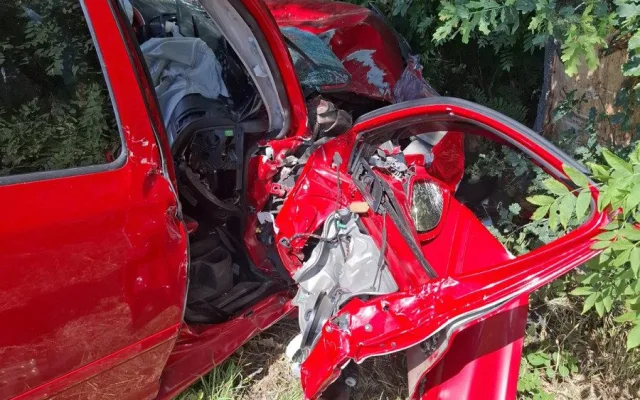 K havárii auta u Měrotína letěl vrtulník. Zraněného muže museli vyprostit hasiči
