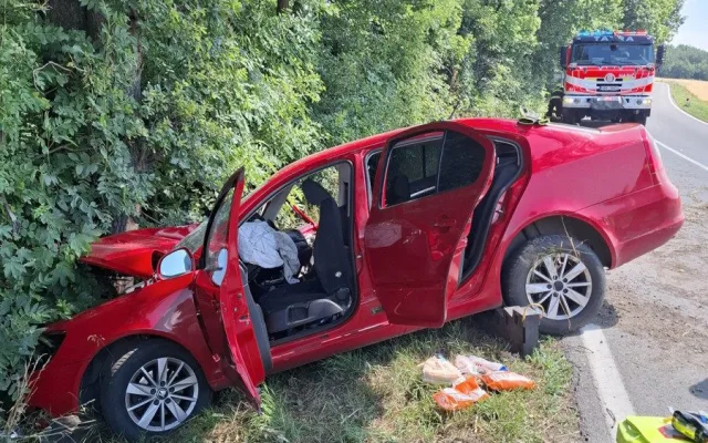 K havárii auta u Měrotína letěl vrtulník. Zraněného muže museli vyprostit hasiči