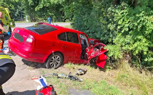 K havárii auta u Měrotína letěl vrtulník. Zraněného muže museli vyprostit hasiči