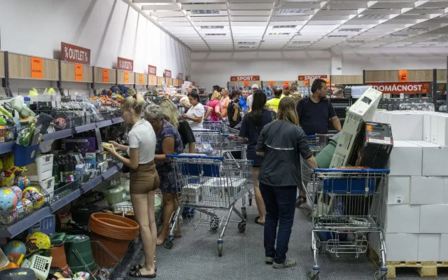 FOTO, VIDEO: Pět hodin ve frontě a ušetřené tisíce. Lidl Outlet v Olomouci vyvolal nákupní horečku