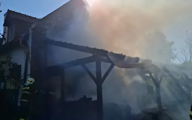 Ve vesničce u Bouzova plameny ničily dům, ve vedru s požárem bojovalo osm jednotek hasičů