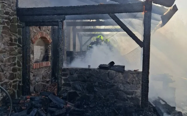 Ve vesničce u Bouzova plameny ničily dům, ve vedru s požárem bojovalo osm jednotek hasičů