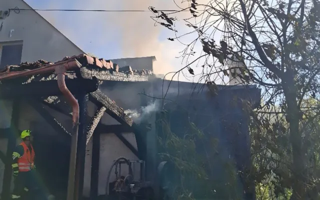 Ve vesničce u Bouzova plameny ničily dům, ve vedru s požárem bojovalo osm jednotek hasičů