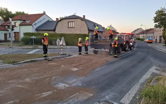 Dva kilometry silnice pokryté olejem a nehoda motorky. Hasiči v Olomouci řešili únik látky z cisterny