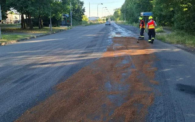 Dva kilometry silnice pokryté olejem a nehoda motorky. Hasiči v Olomouci řešili únik látky z cisterny