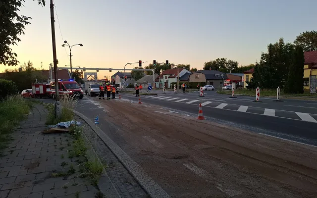 Dva kilometry silnice pokryté olejem a nehoda motorky. Hasiči v Olomouci řešili únik látky z cisterny
