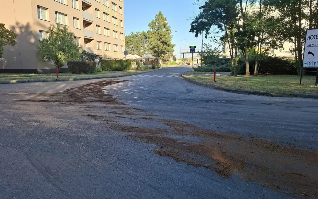 Dva kilometry silnice pokryté olejem a nehoda motorky. Hasiči v Olomouci řešili únik látky z cisterny