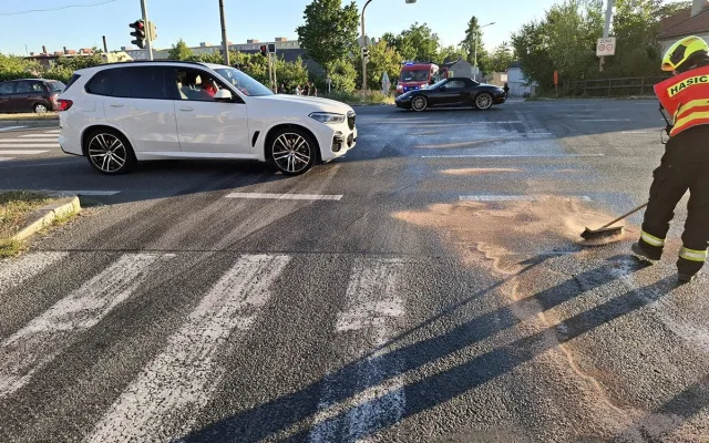 Dva kilometry silnice pokryté olejem a nehoda motorky. Hasiči v Olomouci řešili únik látky z cisterny