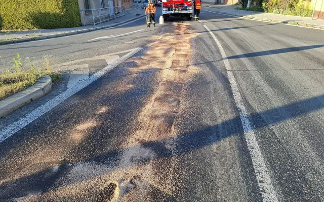Dva kilometry silnice pokryté olejem a nehoda motorky. Hasiči v Olomouci řešili únik látky z cisterny