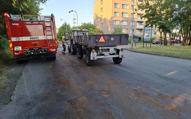 Dva kilometry silnice pokryté olejem a nehoda motorky. Hasiči v Olomouci řešili únik látky z cisterny