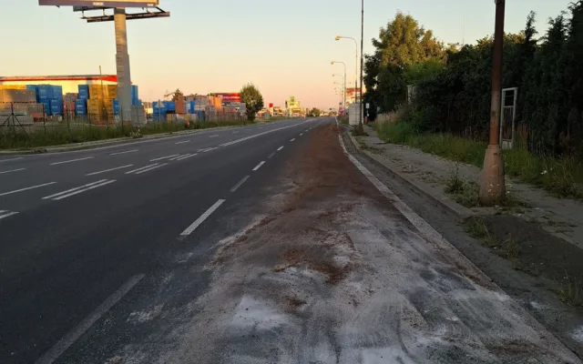 Dva kilometry silnice pokryté olejem a nehoda motorky. Hasiči v Olomouci řešili únik látky z cisterny