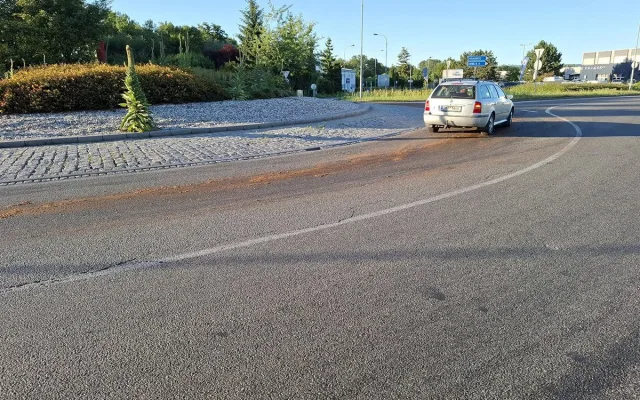 Dva kilometry silnice pokryté olejem a nehoda motorky. Hasiči v Olomouci řešili únik látky z cisterny