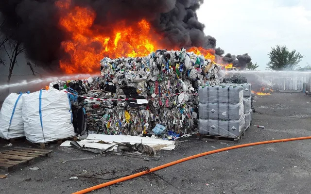 Černý dým byl vidět na kilometry, na Přerovsku hořela skládka plastů