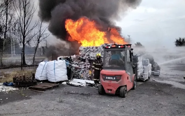 Černý dým byl vidět na kilometry, na Přerovsku hořela skládka plastů