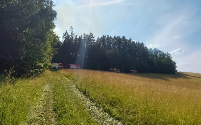 U Bludova hoří les. Zasahuje i vrtulník a dron s termokamerou