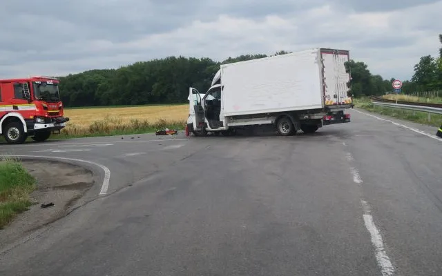 U Kostelce na Hané zemřel motorkář, při odbočování ho přehlédl řidič nákladního auta
