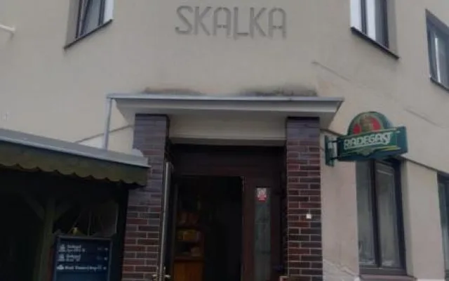 Inspektoři zavřeli restauraci v lázeňské obci Skalka. Uvnitř našli špínu a mrtvé hlodavce