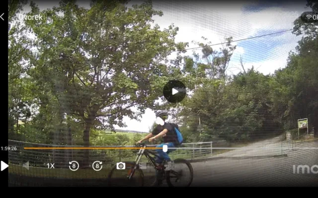 Bikeři si ze schodů před Mladečskými jeskyněmi udělali trail. Zastavte to, žádá správa