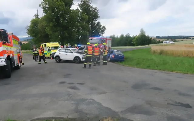 Tři zranění po nehodě v křižovatce na Přerovsku. Jednoho z řidičů vezl do nemocnice vrtulník