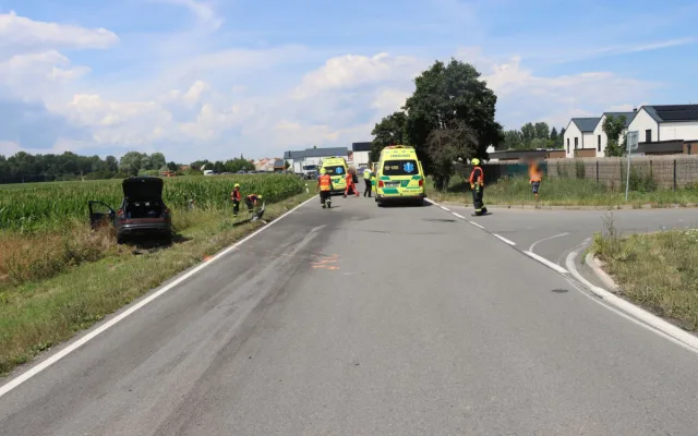 Tři zranění u Chomoutova. Seniorka přehlédla při odbočování další automobil, silnice byla uzavřená