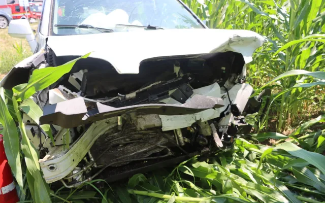 Tři zranění u Chomoutova. Seniorka přehlédla při odbočování další automobil, silnice byla uzavřená