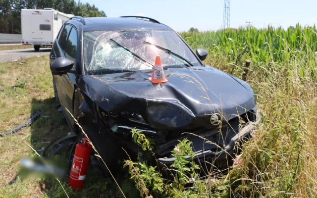 Tři zranění u Chomoutova. Seniorka přehlédla při odbočování další automobil, silnice byla uzavřená