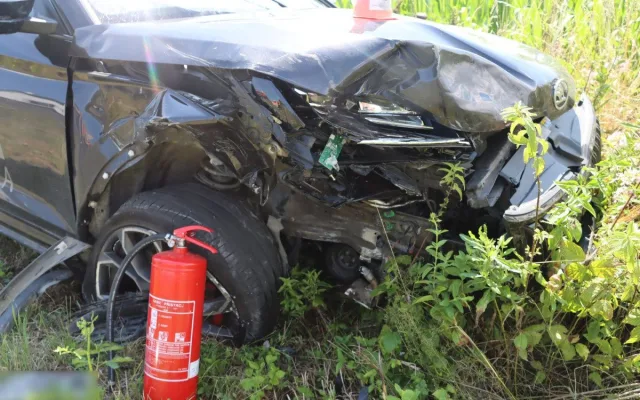 Tři zranění u Chomoutova. Seniorka přehlédla při odbočování další automobil, silnice byla uzavřená