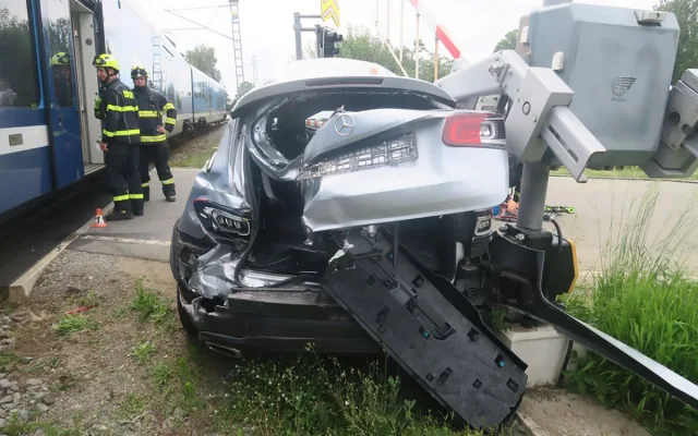 Šofér s Mercedesem uvízl na přejezdu v Šumperku. Vlak luxusní vůz odhodil z kolejiště