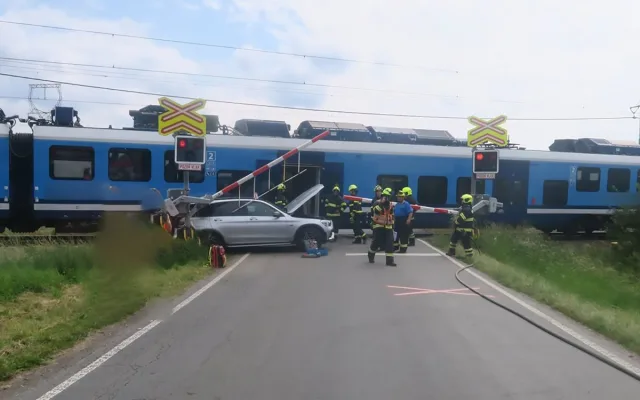 Šofér s Mercedesem uvízl na přejezdu v Šumperku. Vlak luxusní vůz odhodil z kolejiště