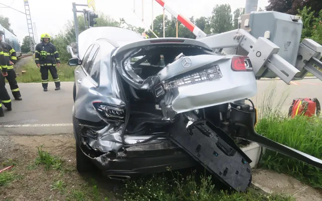 Šofér s Mercedesem uvízl na přejezdu v Šumperku. Vlak luxusní vůz odhodil z kolejiště