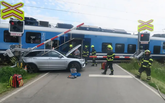 Šofér s Mercedesem uvízl na přejezdu v Šumperku. Vlak luxusní vůz odhodil z kolejiště