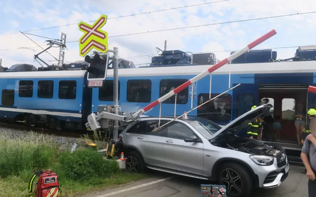 Šofér s Mercedesem uvízl na přejezdu v Šumperku. Vlak luxusní vůz odhodil z kolejiště