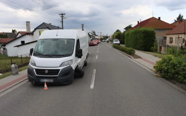 Moucha otravovala řidič, až se v Pňovicích srazil se dvěma vozy. Škoda je 300 tisíc korun