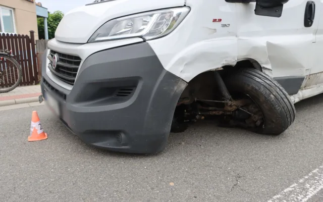 Moucha otravovala řidič, až se v Pňovicích srazil se dvěma vozy. Škoda je 300 tisíc korun