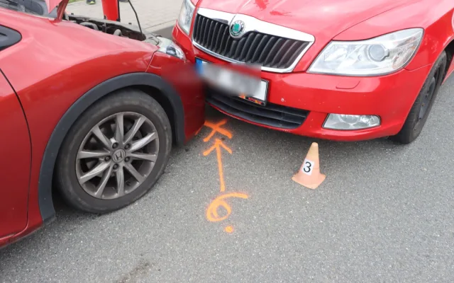 Moucha otravovala řidič, až se v Pňovicích srazil se dvěma vozy. Škoda je 300 tisíc korun