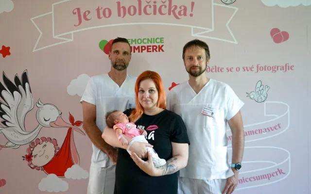 Miminko si maminka vytáhla sama. Denisa v šumperské porodnici prožila laskavý císařský řez
